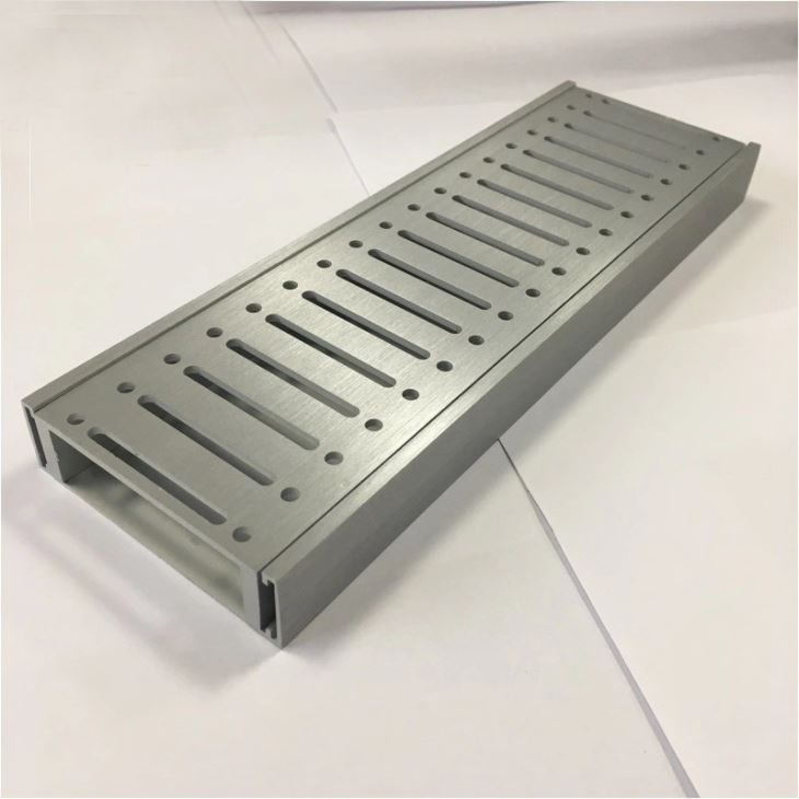 Deck grates for clearance drainage